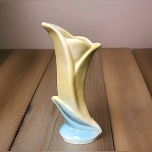 Adorable Little 5” Shawnee USA Pottery Yellow Tulip Flower Bud Vase 112-5